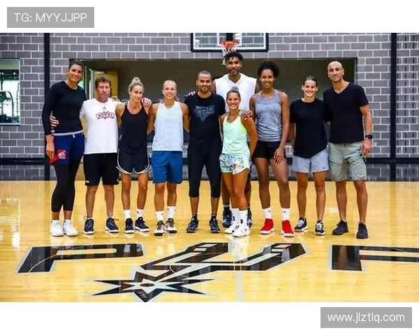 准备就绪马刺众将入场穿搭亮相与球迷共迎新赛程赛前时刻风采展示 准备就绪马刺众将入场穿搭亮相与球迷共迎新赛程赛前时刻风采展示