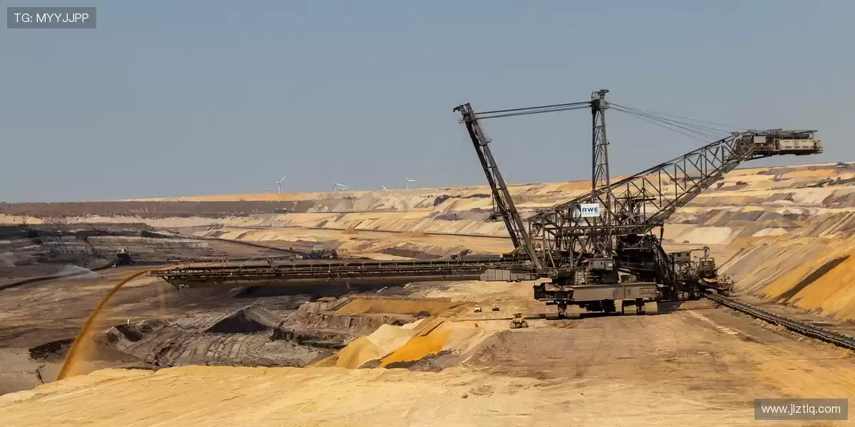 🔧 在崎岖的山地施工中，挖掘机灵活应对地形，高效完成土方工程 🚜